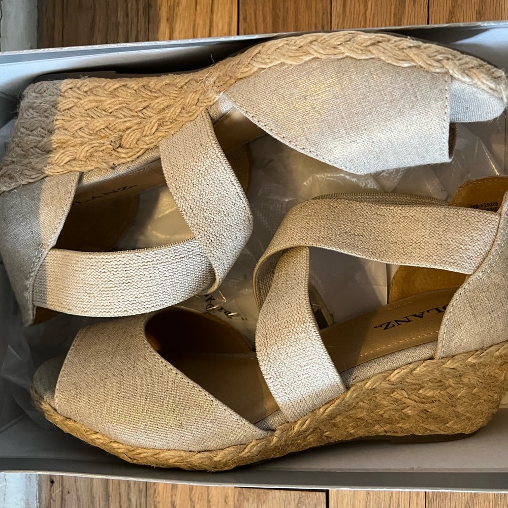 Beautiful Solanz linen wedge sandal size 8.5, runs big. Fits like 9.